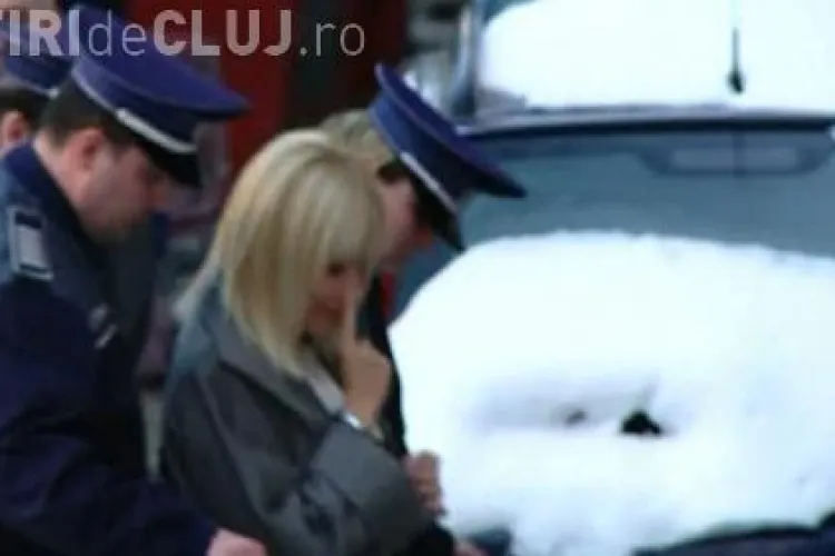 Elena Udrea a repetat gestul misterios și la ÎCCJ