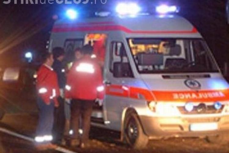 Autocar cu 45 de muncitori de la Jucu implicat într-un accident la Cluj! Un tânăr nevinovat a ajuns la spital VIDEO