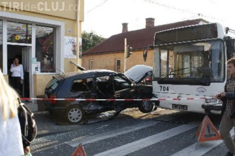 Accident pe strada Paris! Un bărbat beat și fără permis a lovit un autobuz