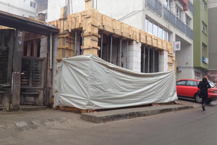 ANOMALIE la Cluj? Un inspector din Primăria Cluj-Napoca și-a extins construcția și pe trotuarul de pe strada General Traian Moșoiu - FOTO