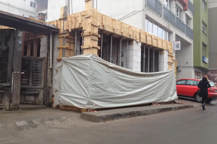 ANOMALIE la Cluj? Un inspector din Primăria Cluj-Napoca și-a extins construcția și pe trotuarul de pe strada General Traian Moșoiu - FOTO