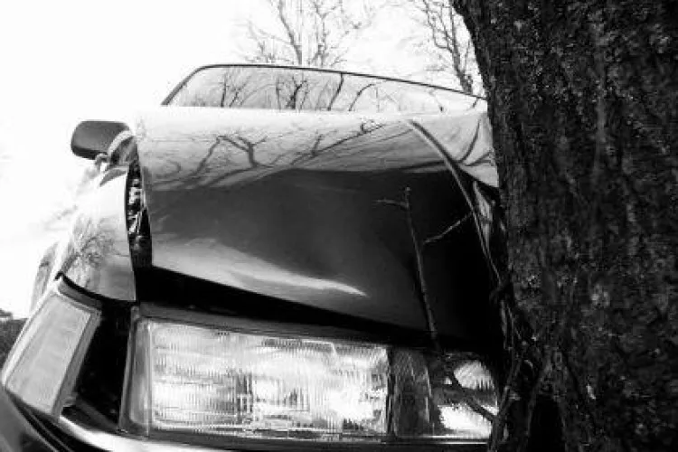 Accident cu o victimă în Someșeni! Un șofer a  intrat in plin într-un copac