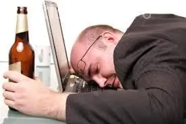 Facebook te poate face să bei alcool. Ce au descoperit cercetătorii