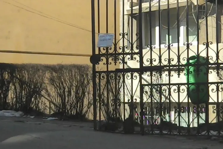 Taximetrele nu mai au acces în curtea Spitalului Județean Cluj. Acuzațiile sunt de ambele părți