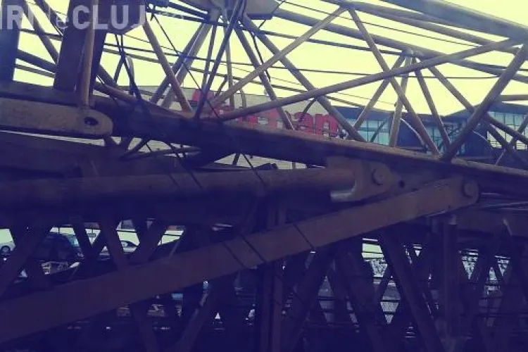 Asta vede pe geam în fiecare zi o familie. Primăria Cluj-Napoca susține că nu are ce să facă - FOTO