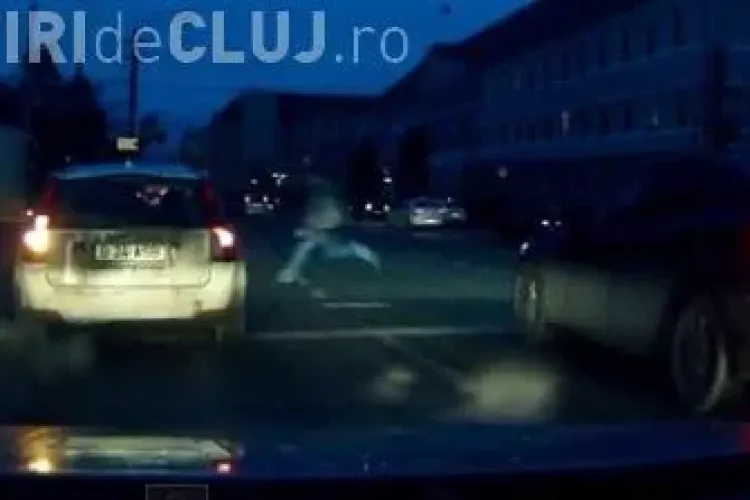 Pieton aproape să fie călcat în Piața Cipariu. A fugit direct în fața mașinii VIDEO