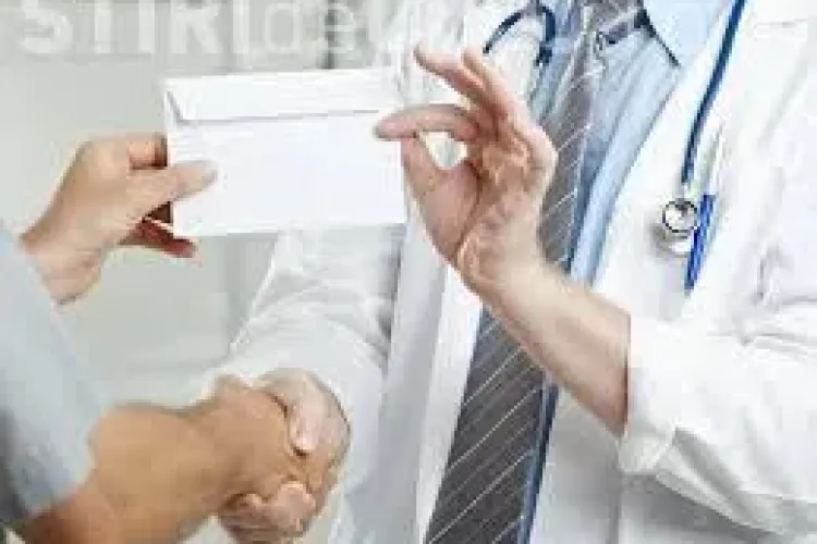 Peste 50% dintre români le-au dat bani medicilor sau asistentelor