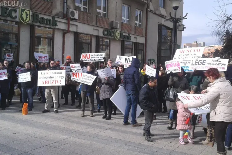 Traducătorii din Cluj protestează. Tarifele lor vor crește din cauza unei inițiative a Ministerului Justiției - FOTO
