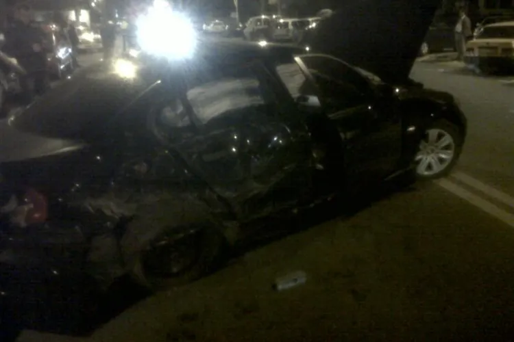 Accident pe Calea Turzii. S-a lovit de un autobuz și a fost proiectat într-un panou