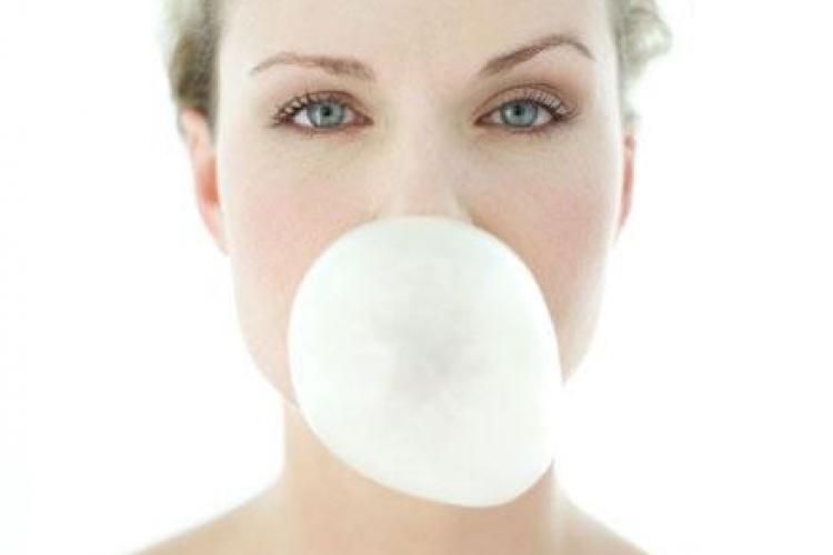 Cât de mult ajută guma de mestecat la protejarea dinților. Vezi ce au descoperit cercetătorii