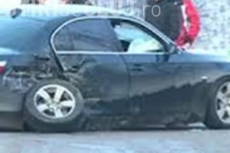 A rămas cu mașina suspendată într-o groapă pe strada Oașului. Cine îl despăgubește?