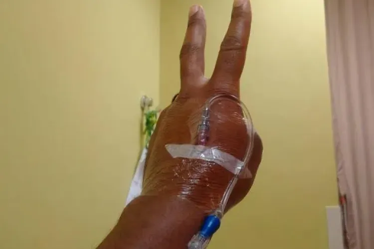 O vedetă de la ”Sunt celebru, scoate-ma de aici” a ajuns în perfuzii