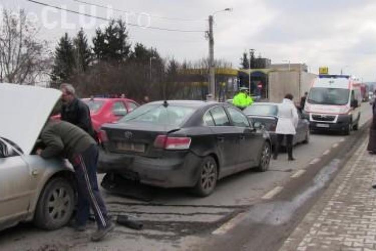 Accident în lanț la întrare în Dej. Șoferul unui BMW a pus frână și a fost lovit de alte două mașini VIDEO