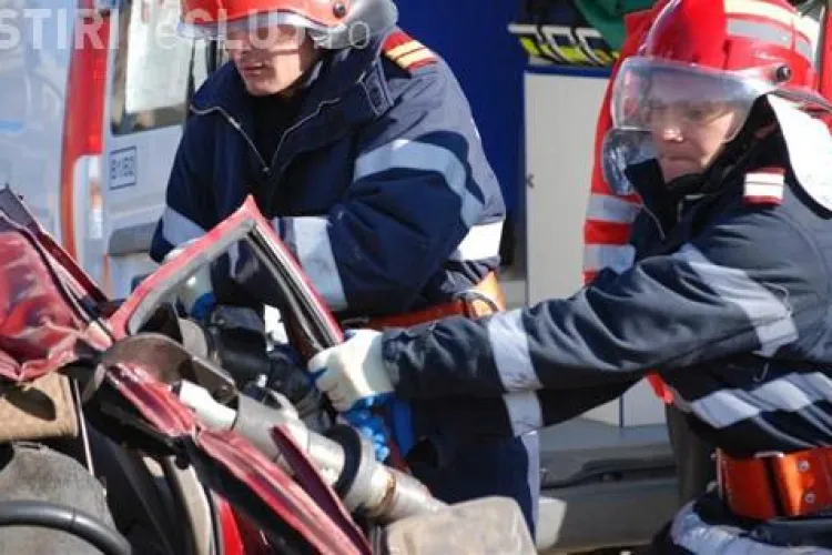 Accident GRAV la Jucu. O femeie cu un copil mic au ramas încarcerați