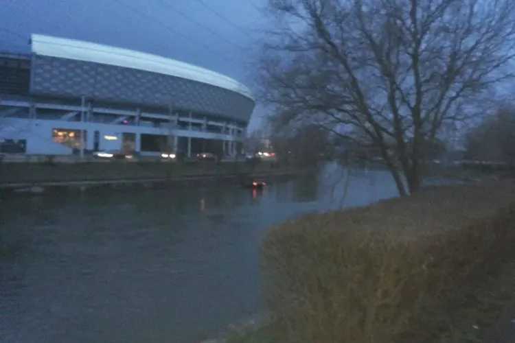 O șoferiță a căzut cu mașina în Someș, în zona Cluj Arena 