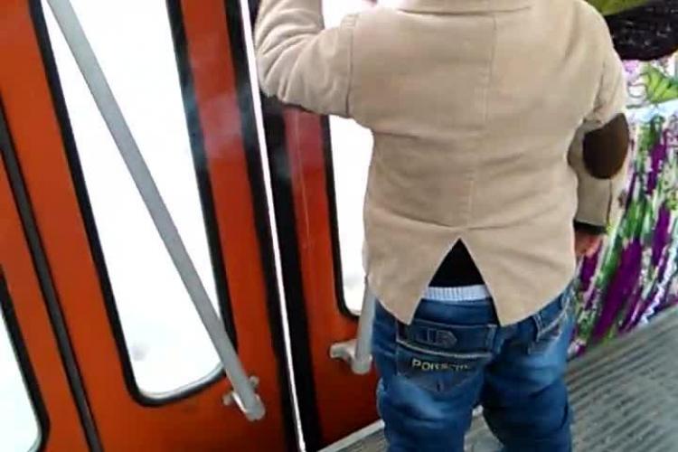 Un copil de 3 ani filmat la Cluj în timp ce fuma într-un tramvai - VIDEO