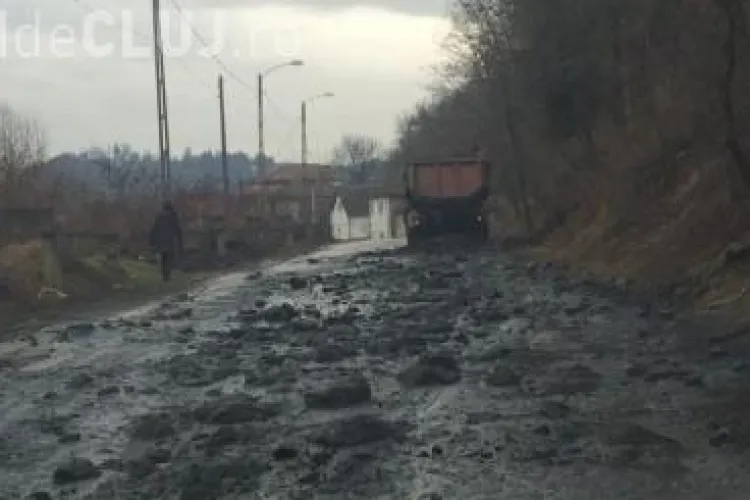 ”Dorel” lovește din nou la Dej. A vărsat o basculantă plină de deșeuri pe stradă FOTO