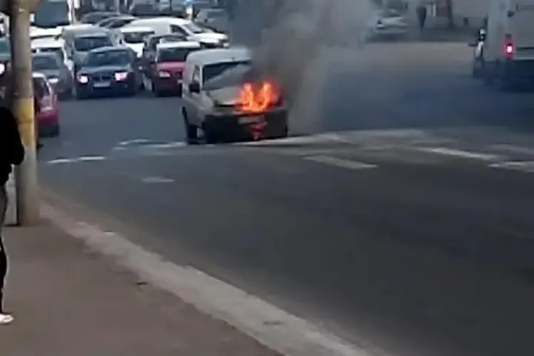 O mașină a luat foc în Piața Gării Cluj - VIDEO