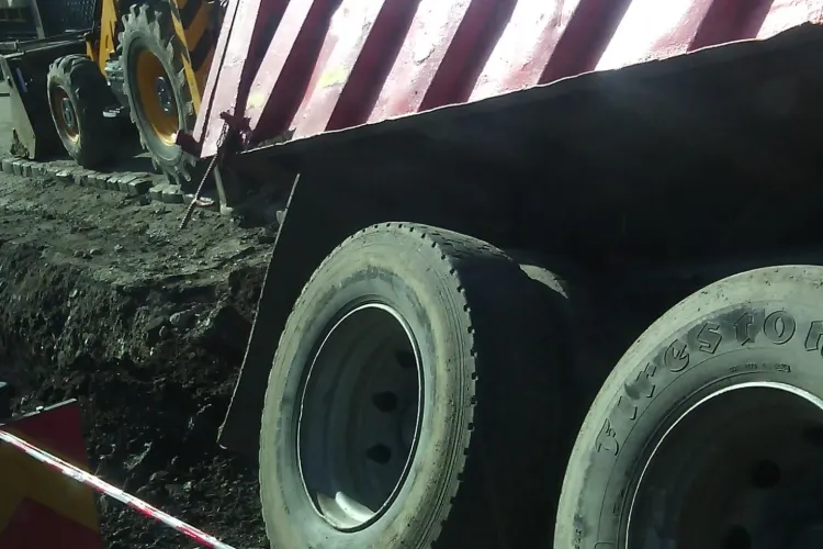 O basculantă s-a răsturnat pe strada Oașului, într-o GROAPĂ - FOTO