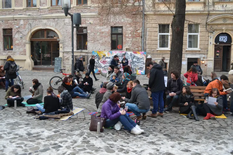 Tinerii maghiari au făcut picnic în Piața Muzeului: Vrem plăcuțe trilingve - VIDEO