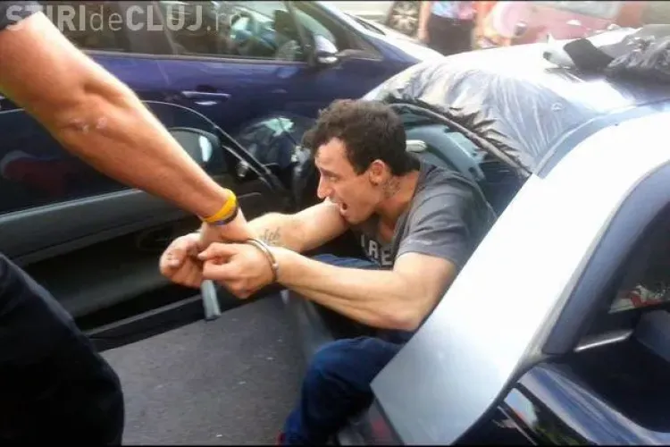 A spart o mașină în centrul Clujului, dar l-a prins proprietarul în interior și a închis ușile