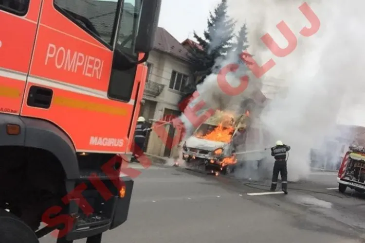 O mașină a luat foc la ieșire din Cluj-Napoca, în Baciu - Imagini INCENDIARE