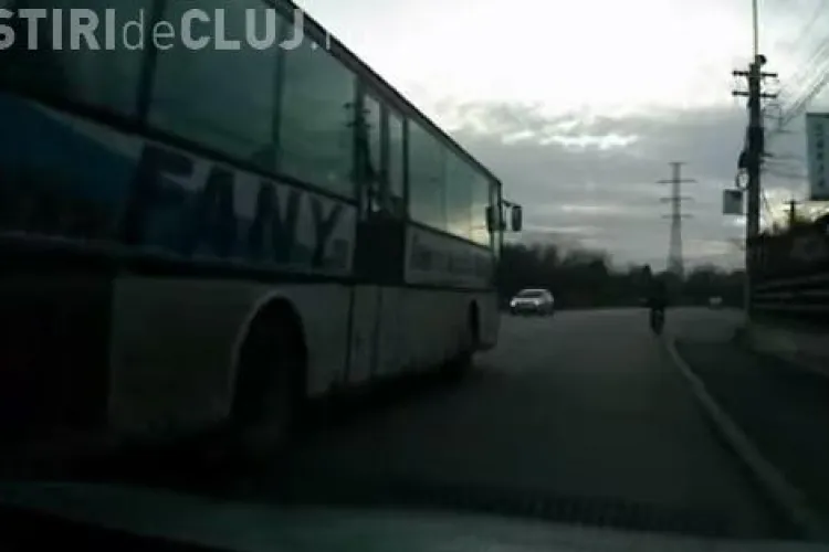 Autobuzul i-a tăiat calea unui clujean. Șoferul s-a urcat pe trotuar - VIDEO