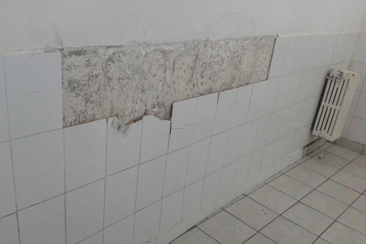 Așa arată toaleta de la Liceul Sportiv din Cluj: E un focar de infecție - FOTO