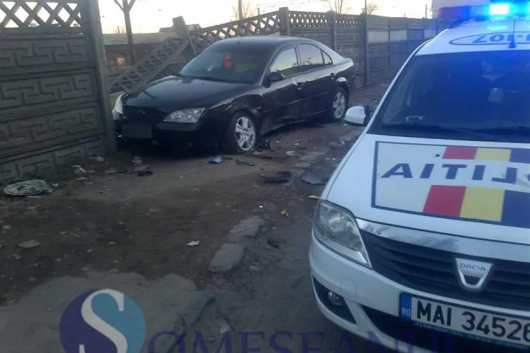 Accident în lanț la Dej. Un șofer a dărâmat un gard de beton FOTO