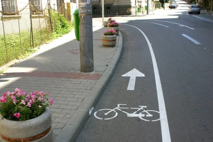Străzile din Cluj-Napoca devin mai înguste și aglomerate! Apar piste de bicicliști pe stradă - FOTO