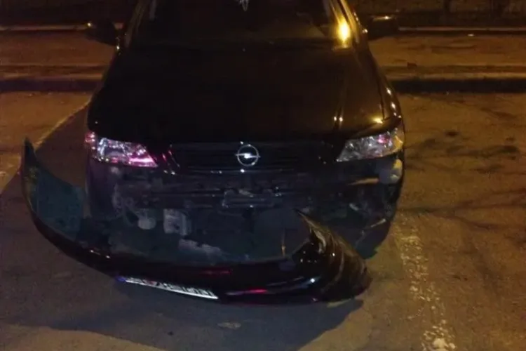 Mașina unui clujean, lovită în parcarea din centrul Clujului - FOTO