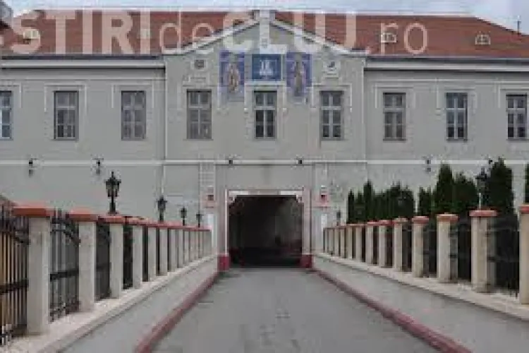 La Penitenciarul Gherla telefoanele sunt aruncate peste gard cu undița și arcul