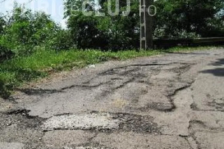 Strada Sf. Ioan, spre Făget, așteaptă asfalt de ani de zile. Până acum au fost numai MINCIUNI