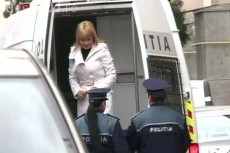 ELENA UDREA a dat un SMS unor jurnaliști, în direct. Riscă să fie trimisă după gratii