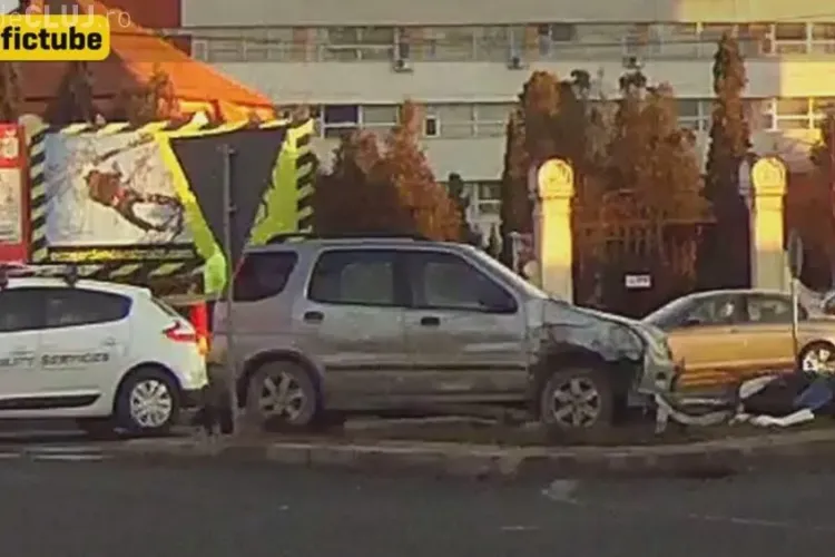 Accident greu de explicat pe Calea Turzii! A ajuns pe spațiul verde și a lovit un muncitor - VIDEO