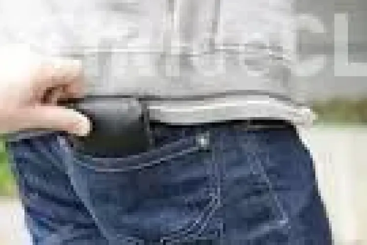 Hoț reținut de polițiști după ce a furat un portofel în Piața Mărăști