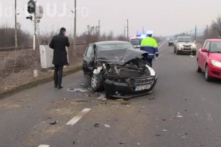 Accident la ”foc rapid” la intrare în Dej. Un șofer a intrat cu mașina sub un TIR VIDEO