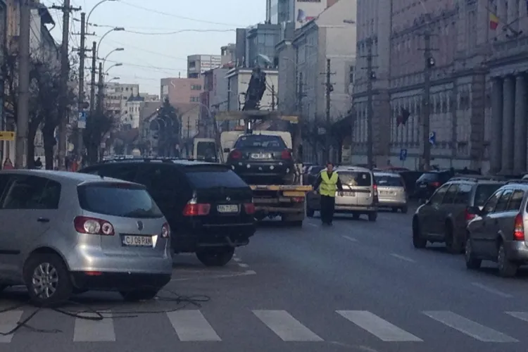 ”Hingherii” de la ridicări auto au rupt cablurile în centrul Clujului și au sters-o cu NESIMȚIRE - VIDEO