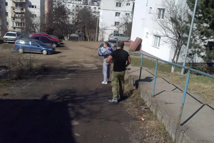 În Mănăștur, oamenii își aruncă mobila în stradă. Explicațiile sunt de milioane - FOTO