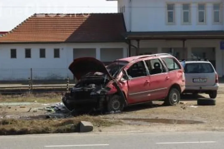 Accident la Jucu. O mașină s-a dat peste cap - FOTO