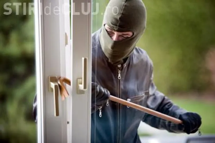 Spărgători de locuințe, prinși de polițiștii clujeni. Erau căutați pentru 10 furturi