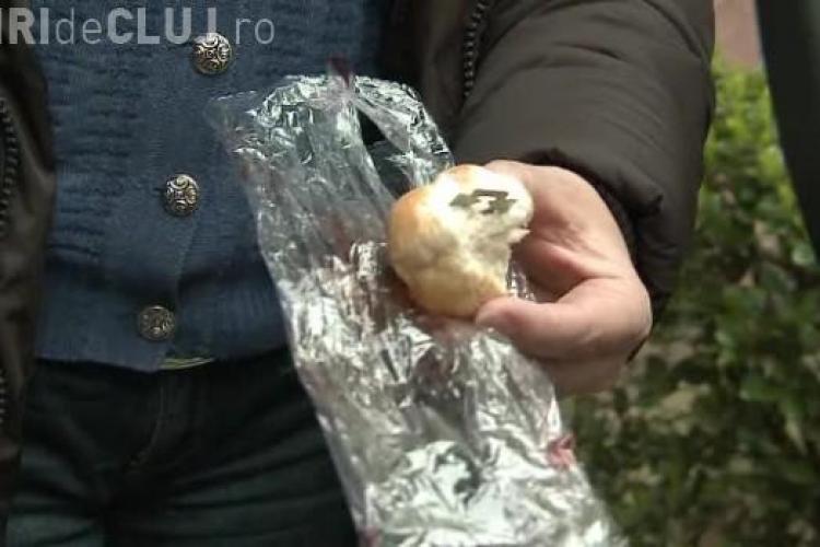O elevă a găsit o lamă de ras într-un corn primit la școală. Produsul e realizat la Cluj