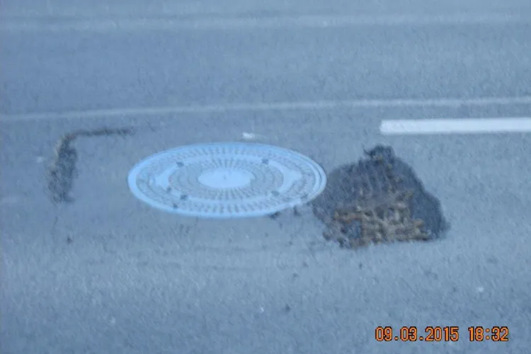 Strada Traian Vuia CEDEAZĂ la câteva luni după asfaltare: Oare este normal? - FOTO