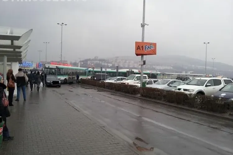 Cum să parchezi cu nesimțire la Polus. Un sătmărean și-a lăsat Audi-ul în stația de autobuz FOTO