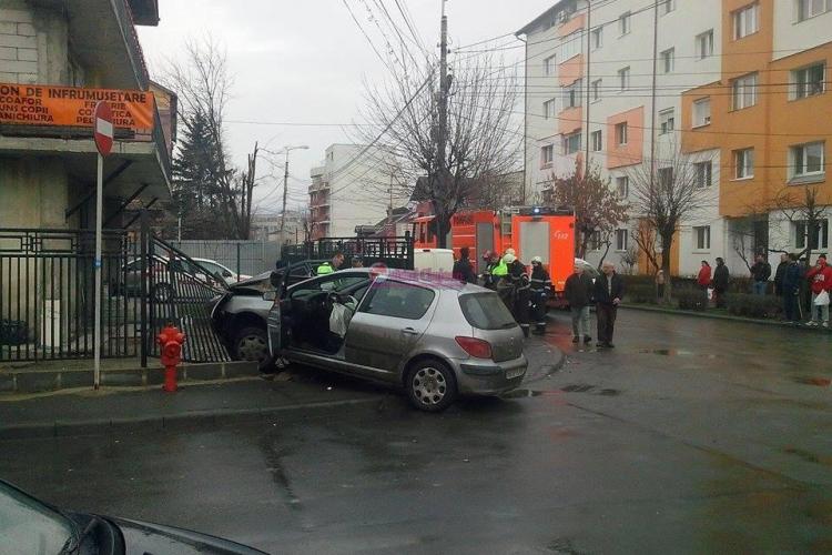 Accident în Mărăști! Un șofer a demolat gardul unei case - FOTO