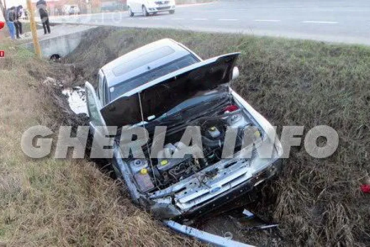 Accident la Iclod! Un șofer a fost forțat să intre în șanț de o autoutilitară care i-a tăiat calea VIDEO