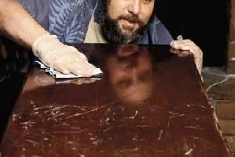 Cum să repari mobila zgâriată? Folosește miez de nucă ...