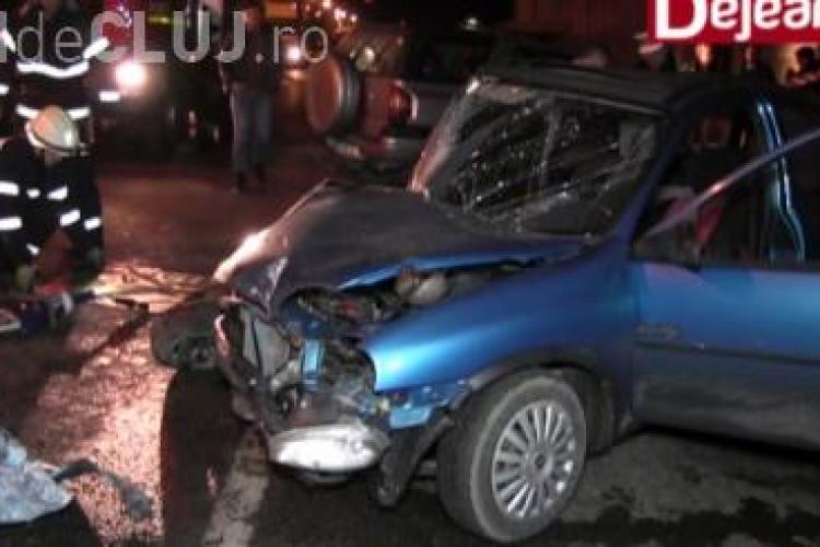 Accident cu două victime la Dej. Un șofer s-a izbit violent de un gard și s-a rotit cu mașina pe șosea VIDEO
