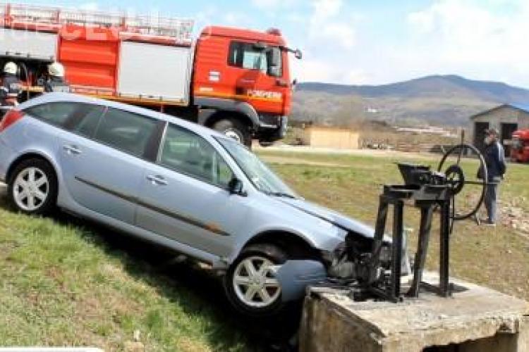 Accident cu două victime la ieșire din Gherla! Un șofer a ajuns cu mașina într-un stăvilar VIDEO
