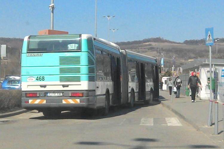 Șoferul unui autobuz a blocat strada 15 minute - FOTO